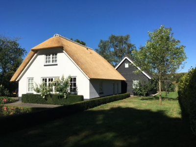 Traditionele rietgedekte woonboerderij